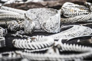 Analisis Perak Terkoreksi Tipis, Reli Masih “Hidup” - Data Pasar 2025-10-09