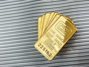 Analisis Emas Turun Tipis di Sesi Berombak, Masih Dekat Level Terendah Sebulan - Data Pasar 2026-05-02